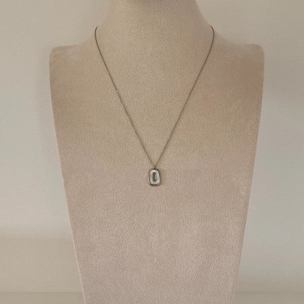 Collier élégant argenté porté sur mannequin