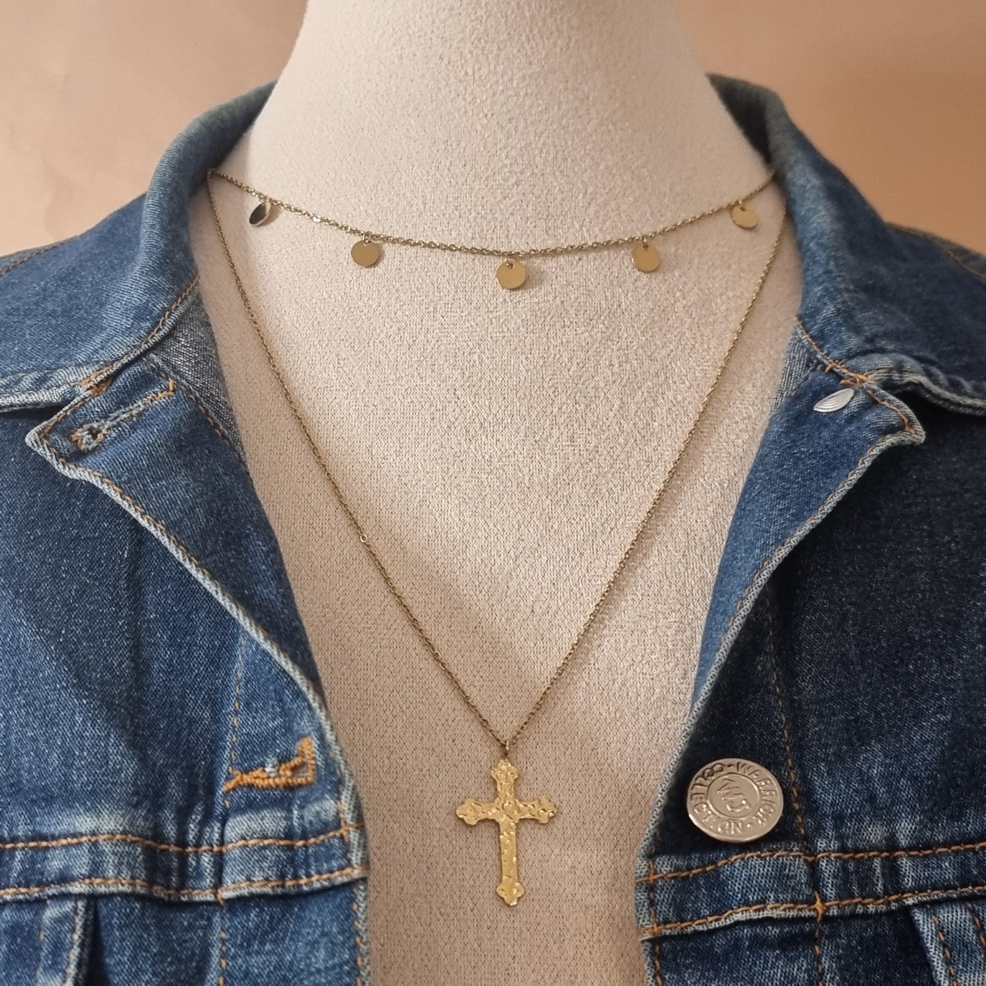 Collier double rang doré avec croix texturée en acier inoxydable