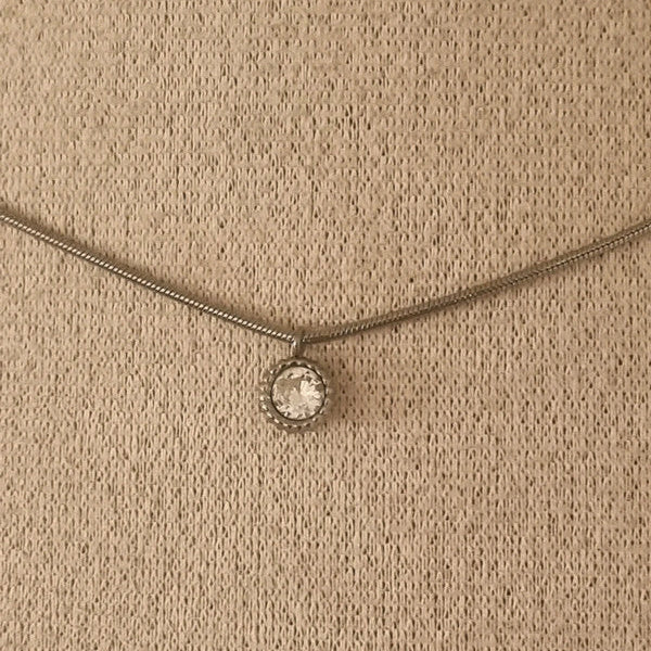 Pendentif rond effet diamant sur chaîne fine