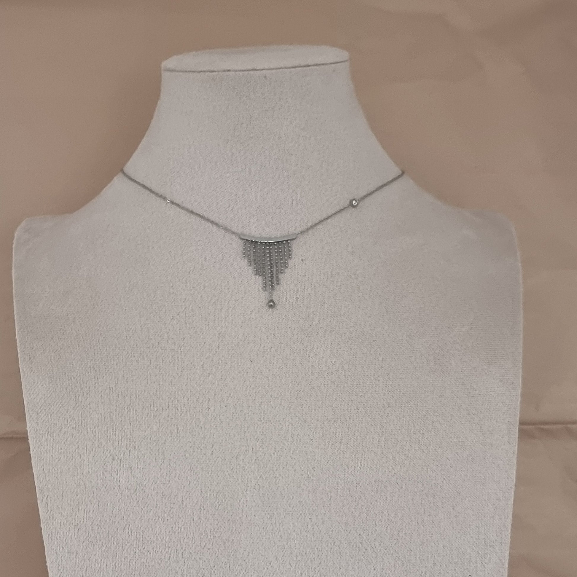 Bijou raffiné pour femme, collier satiné avec pendentif original en chaînettes