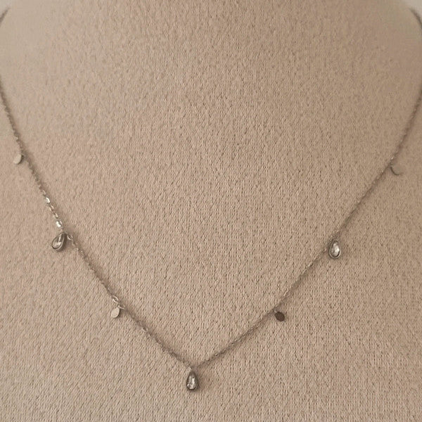 Collier fin argenté avec pampilles et pendentifs en gouttes serties de strass, style minimaliste et chic