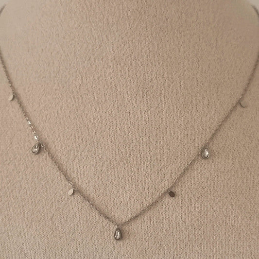 Collier fin argenté avec pampilles et pendentifs en gouttes serties de strass, style minimaliste et chic