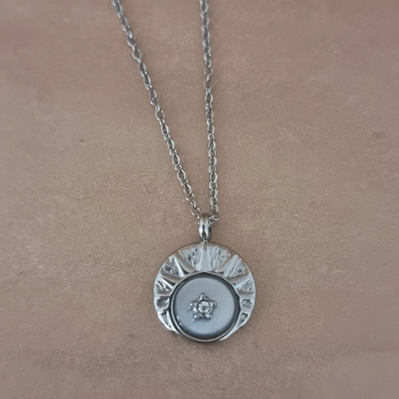 Collier HANNA Satine en acier inoxydable vu de face sur présentoir