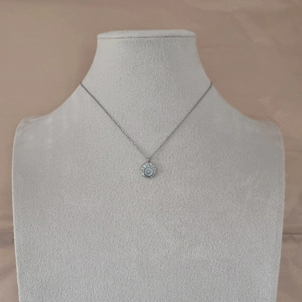 Collier HANNA Satine porté pour un look élégant et minimaliste