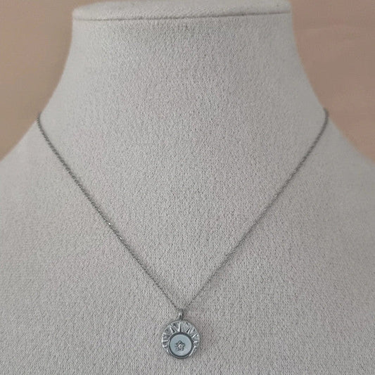 Zoom sur le motif étoile du pendentif du collier HANNA Satine