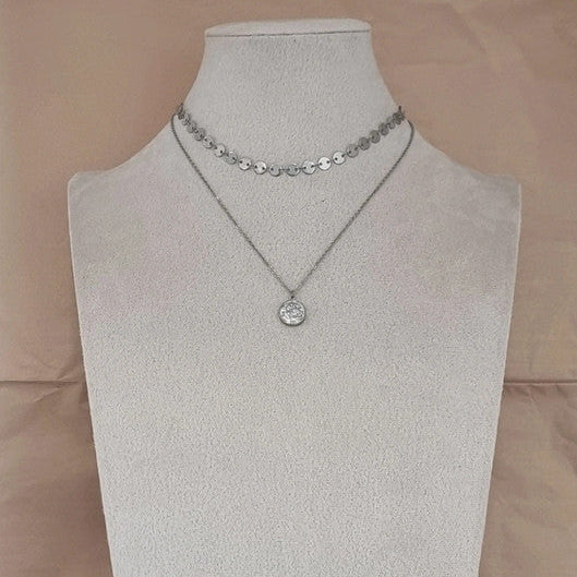 Collier fin argenté avec pendentif médaille gravée