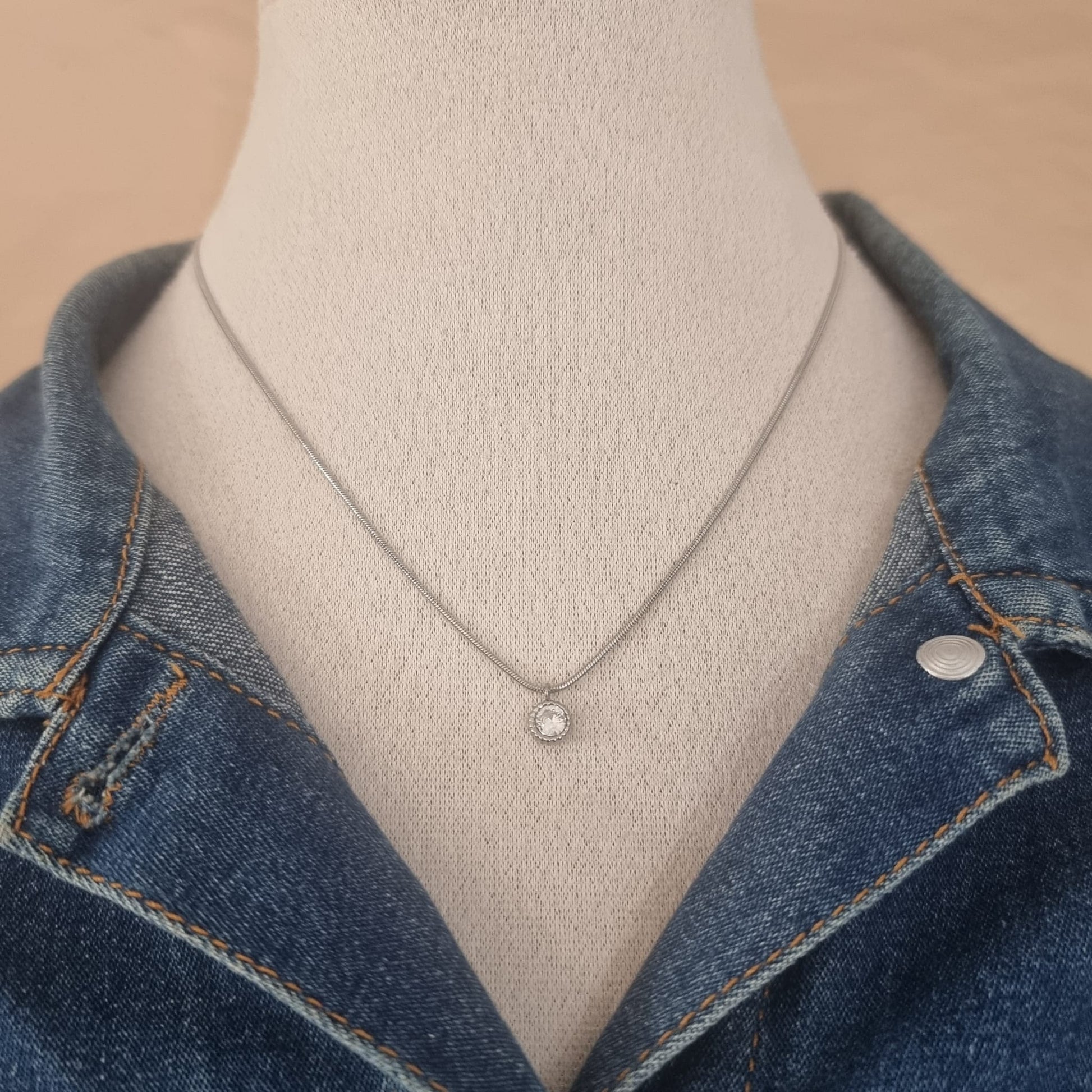 Collier argenté avec pendentif rond façon diamant