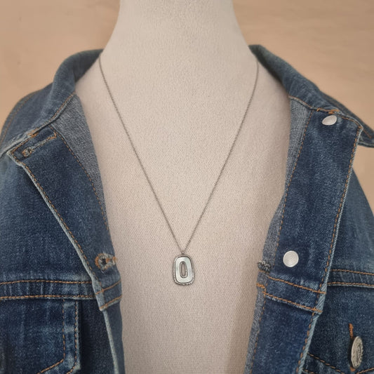 Collier argenté minimaliste avec pendentif ovale