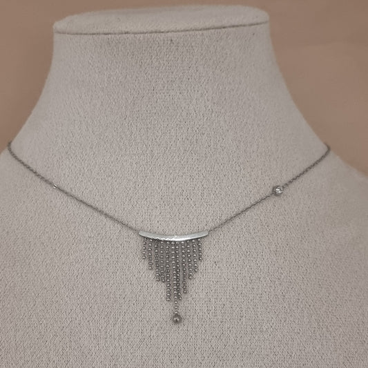 Collier satiné argenté avec pendentif en cascade de chaînettes, style élégant et moderne