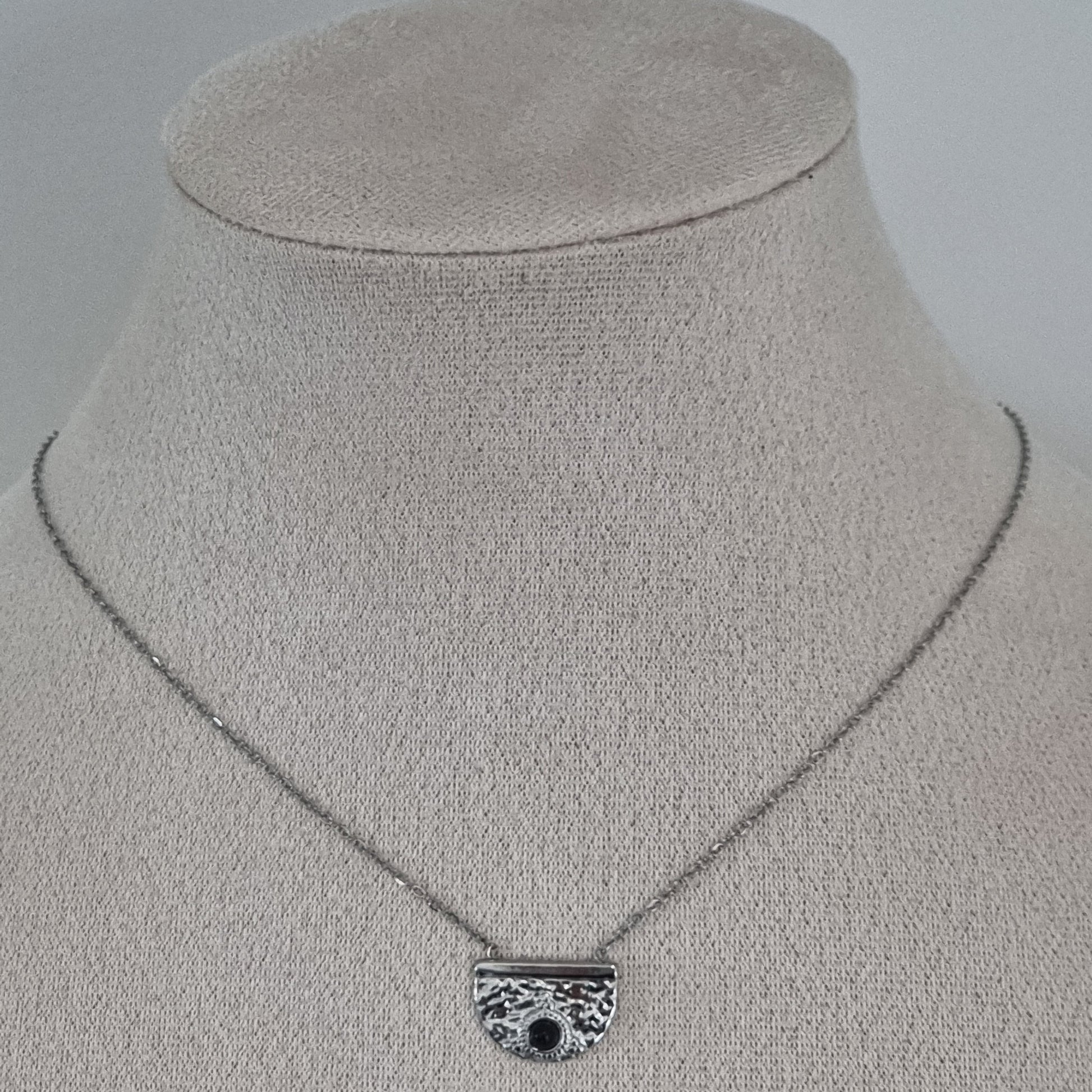 Collier demi-lune Satine en acier inoxydable avec pierre noire centrale