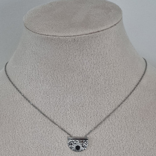 Collier demi-lune Satine en acier inoxydable avec pierre noire centrale