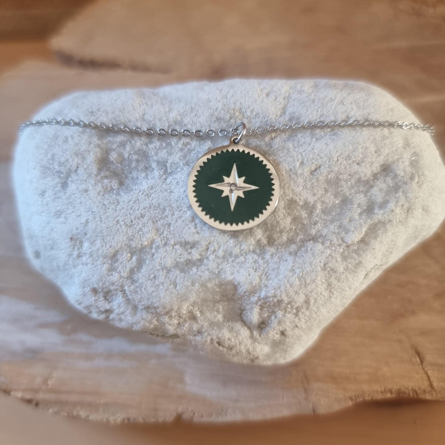 Collier tendance femme avec rose des vents argentée.