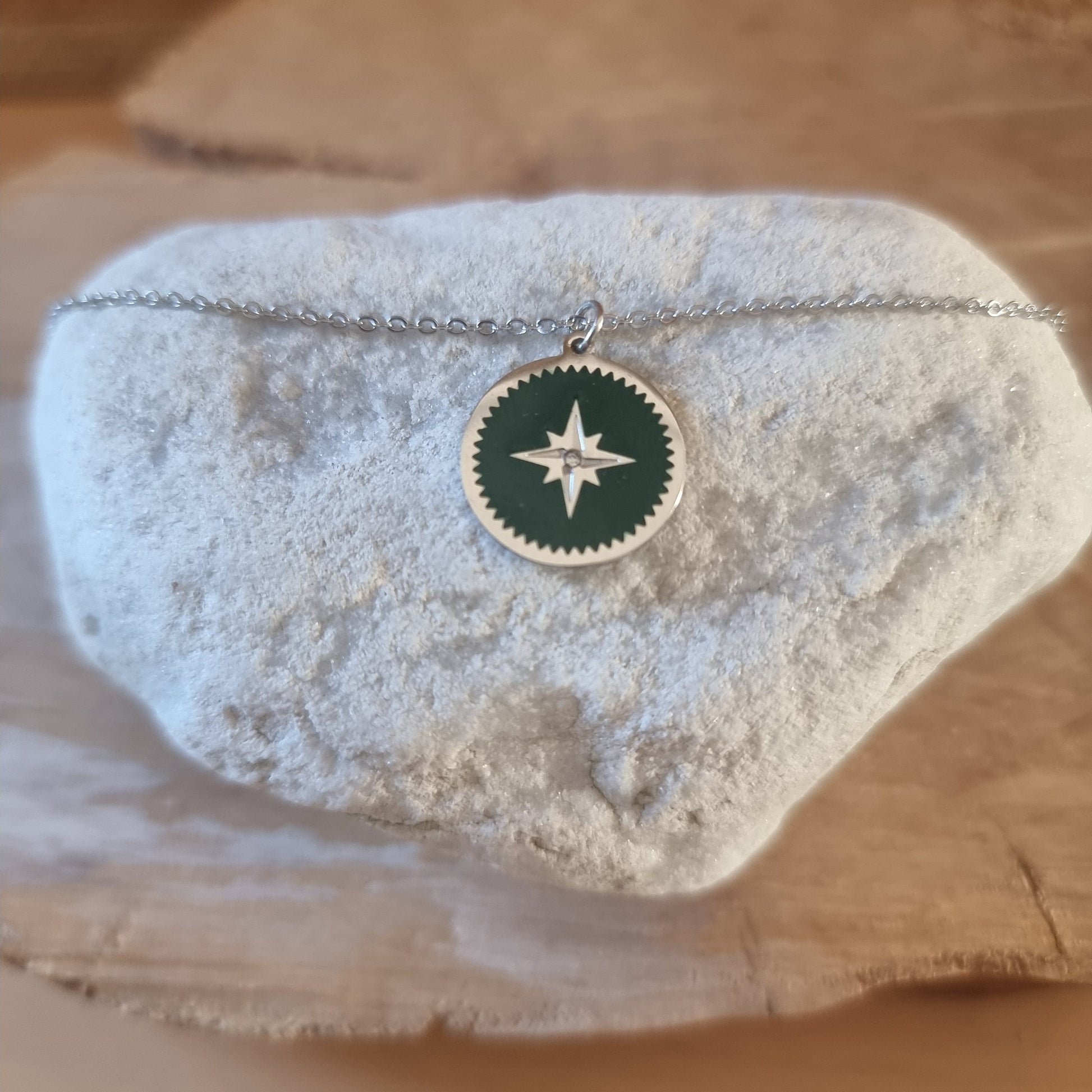 Collier tendance femme avec rose des vents argentée.