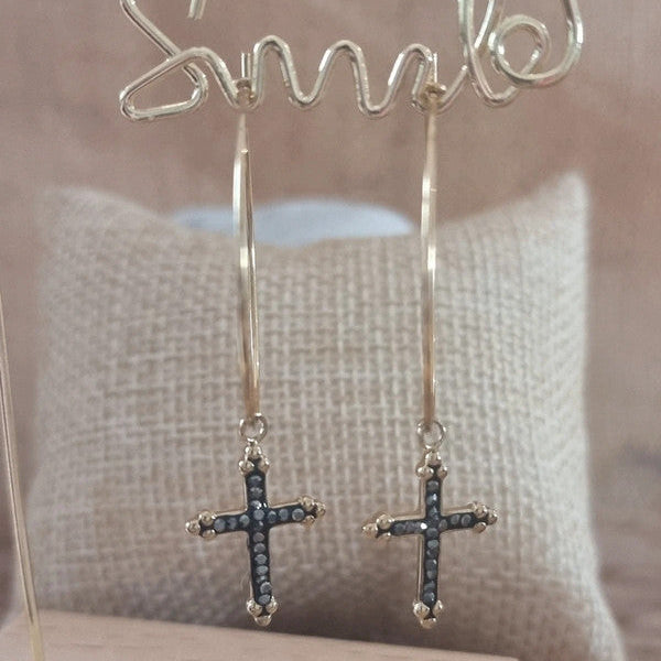 Boucles d’oreilles créoles dorées avec croix ornée de strass