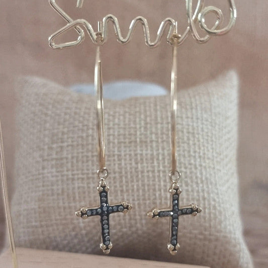 Boucles d’oreilles créoles dorées avec croix ornée de strass