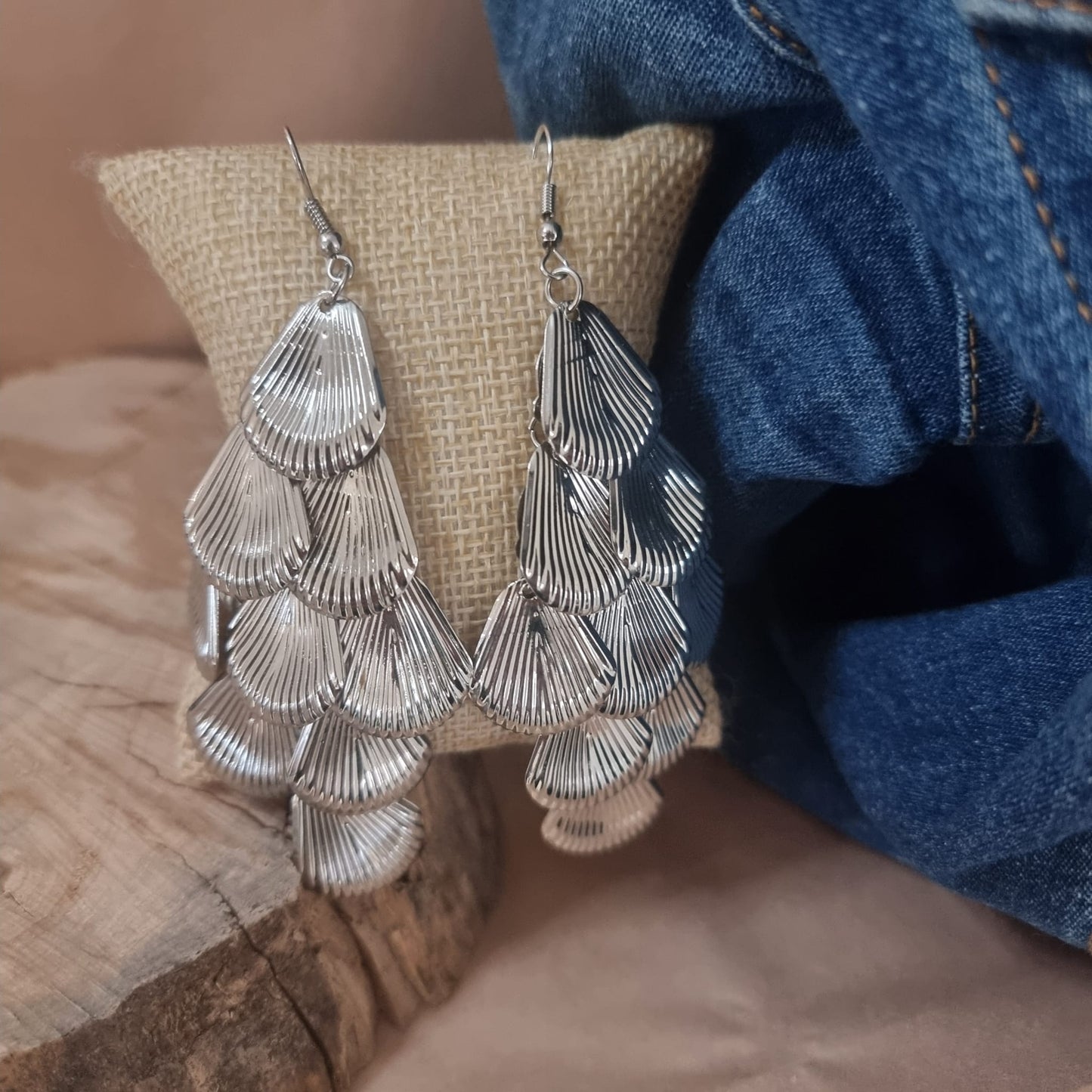 Détail des boucles d’oreilles argentées design écailles