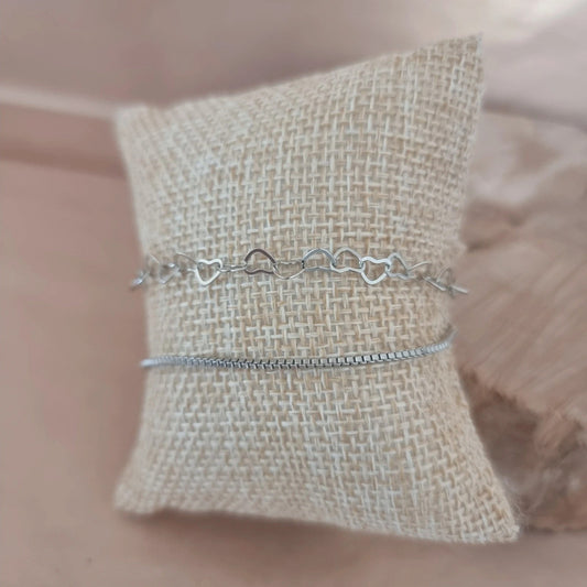 Duo de bracelets "Jenny" en acier inoxydable, avec bracelet à petits cœurs ajourés et bracelet à chaîne fine, vue rapprochée