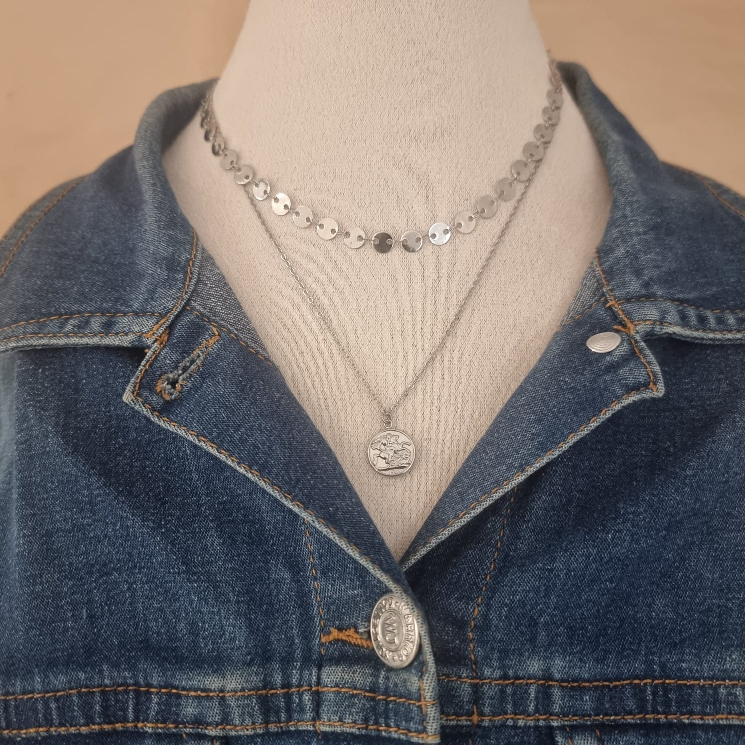 Duo de colliers argentés layering, ras-du-cou brillant et médaille