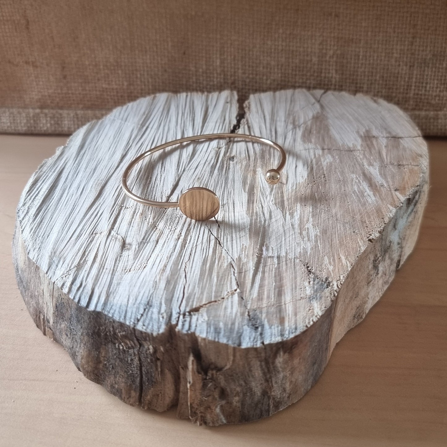 Bracelet ouvert doré avec médaillon rond lisse