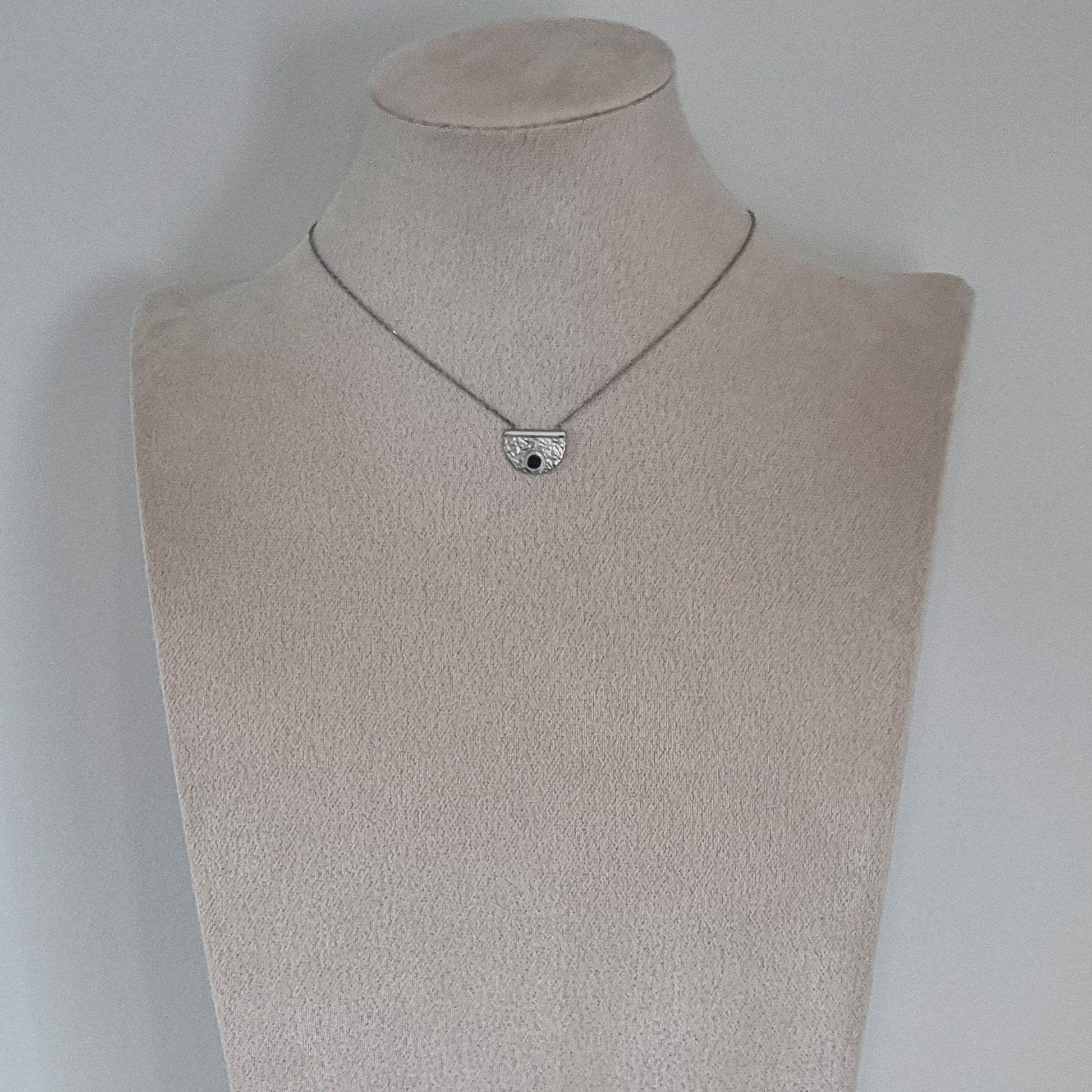 Pendentif demi-lune texturé avec pierre noire sur collier en acier inoxydable